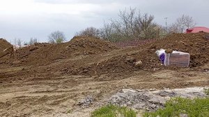 Засыпка фундамента 1,2 метра высотой, 20 кубов земли на заезд.