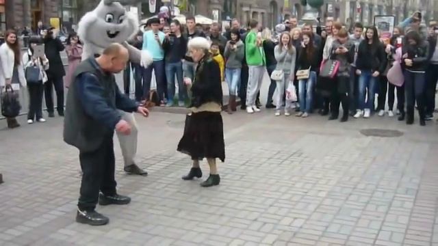 Бабушка и дед танцует смотреть онлайн