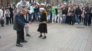 Бабушка и дед танцует