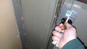Установка цилиндрического замка в подъездную дверь на 4-х соседей.