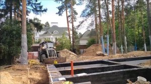 Снимаем опалубку и делаем обратную засыпку фундамента