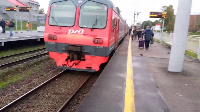 Электропоезд эд4м-0360 Сообщением Ладожское Озеро Санкт-Петербург Прибывает на станции Пискарёвка смотреть онлайн