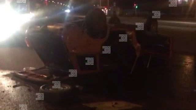 Ретро автомобиль взлетел и перевернулся в центре Челябинске ВИДЕО