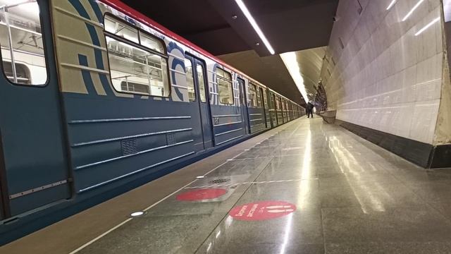 Метро Москвы|Московский метрополитен|Станция метро Верхние Лихоборы прибывает поезд 81-717 Номерной