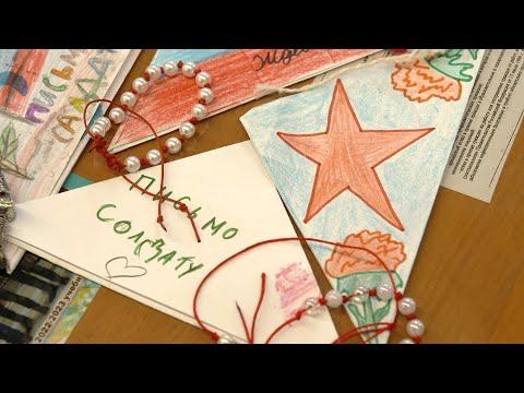 Школьники делают обереги для солдат в зоне СВО