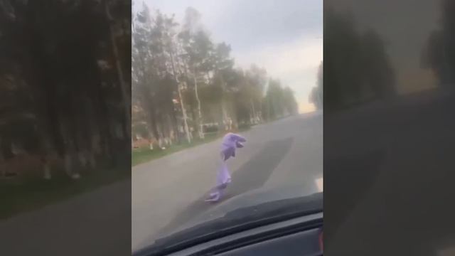 Грустный Лунтик переходит дорогу