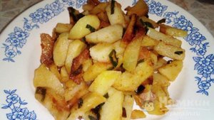 Жареная картошка с паприкой и зеленым луком