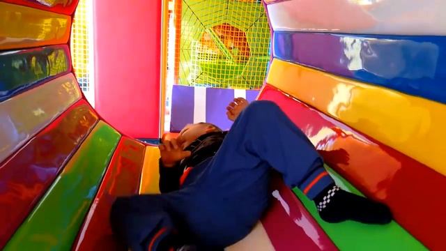 VLOG-Прыжки на батутекупание в шарикахдетские игры.swimming in ballschildrens games.