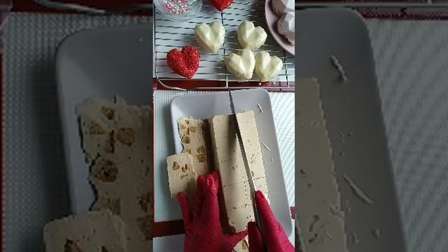 МК Птичка 4.
Декорируем суфле, темперированным шоколадом, вафельной крошкой,сублимированными ягодами