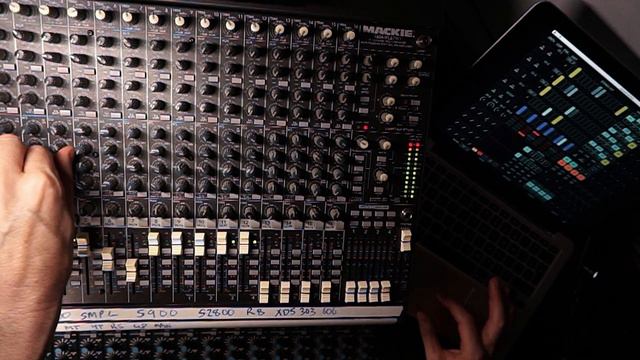 Strokes v3.3 hammering the Roland TR-909 смотреть онлайн