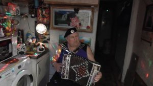 \И ГДЕ ТО ИГРАЕТ ИГРАЕТ ГАРМОШКА\ ОТ САМОРОДКА ИГРАЮЩ ИСКЛЮЧИТ НА СЛУХ БЕЗ МАЛЕЙШ МУЗ ОБРАЗОВАН