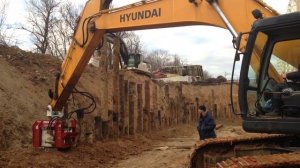 Погружение трубы экскаваторным Вибропогружателем