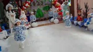 Снег и ёлки ледяные горки??