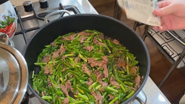 Корейский салат Чесночные стрелки с мясом.Жареные чесночные стрелки Чесночных стрелки по-корейски смотреть онлайн