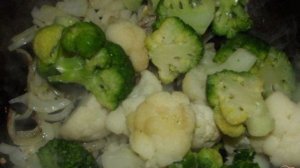 Брокколи и цветная капуста тушеные в сметане
