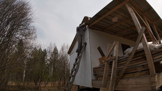 Каркасный дом в 2 руки. 6х6. Часть 13. Подшивка карнизов. смотреть онлайн