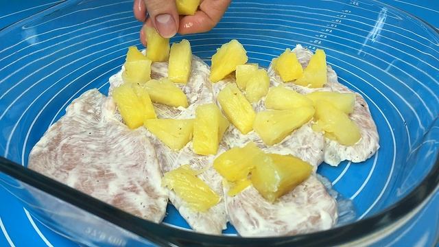 Рецепт сочной курочки с ананасами, запечённой в духовке под сыром.