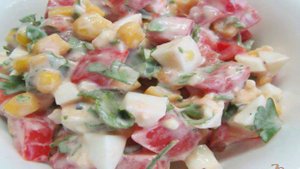 Салат из помидора и кукурузы
