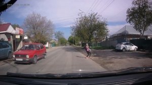 Чуть не сбила машина девочку