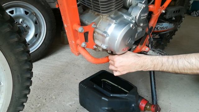 Сколько масла залить в двигатель Кайо Т2 169FMM?