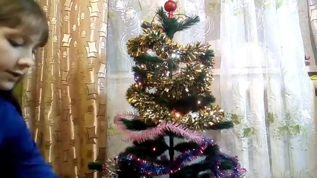 Вика украшает ёлку вместе со своей собакой Джесси!!! Гирлянда,мишура,шарики!!