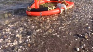 КОРАБЛЬ ПИРАТОВ детский надувной бассейн.ПИРАТСКИЙ КОРАБЛЬ на море.Видео для детей. Игра для детей.
