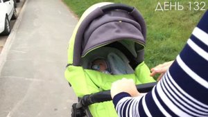 Как младенец катается в коляске, засыпает, лежит на животе на маме и радуется