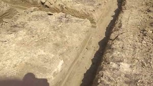 Копка траншей под ленту фундамента мини экскаватором.mp4