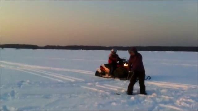 Первая попытка езды на сноуборде за снегоходом смотреть онлайн
