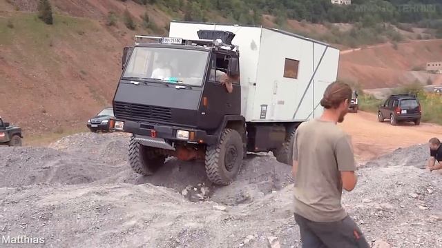 Полноприводный грузовик застрял в грязи!!! Бездорожье ошибок не прощает!!!