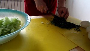 Салат "Витаминный" из щавеля, огурца и яиц