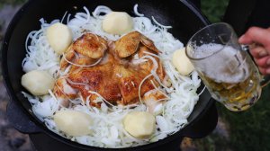 Готовлю целых куриц в луковом соусе в казане на костре.