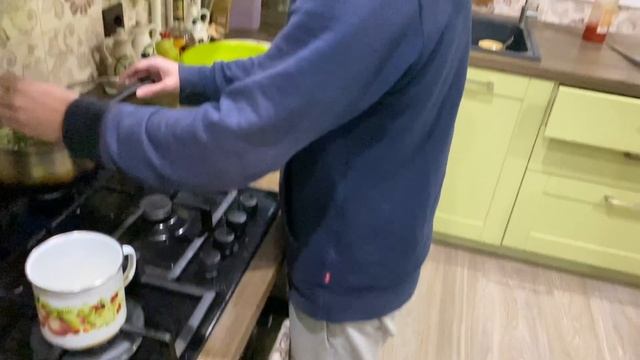 СЫНОК показывает МАСТЕР КЛАСС по готовке СУПА и ПАПА тоже моет швабру в ванной смотреть онлайн