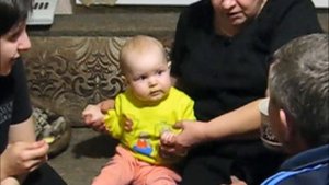 Малыш заразительно смеется.  Смешно до слез)