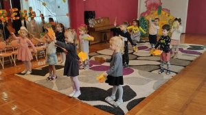 танец с осенними листочками средняя группа