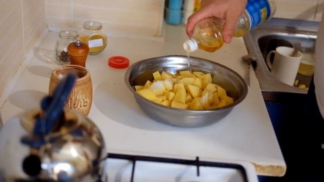 Курица на бутылке с картошкой. Очень простой рецепт / Chicken On A Bottle With Potatoes