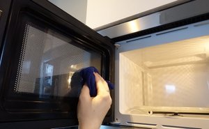 Как отмыть микроволновку простым способом.