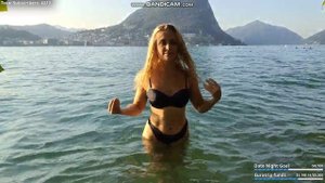 Девушка купается в море