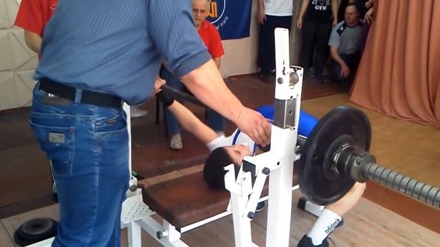 Леоненко Егор - 8 лет, жим лежа 45 кг. Рекорд! смотреть онлайн