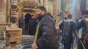 Многоголосье молитв разных церквей на воскресном праздничном Богослужении в Храме Гроба Господня