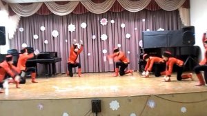 Танец «Казачки» исполняет танцевальная группа театрального отделения.mp4
