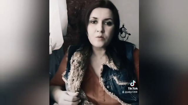 Поднимаю я красное знамя и нательный серебряный крест
