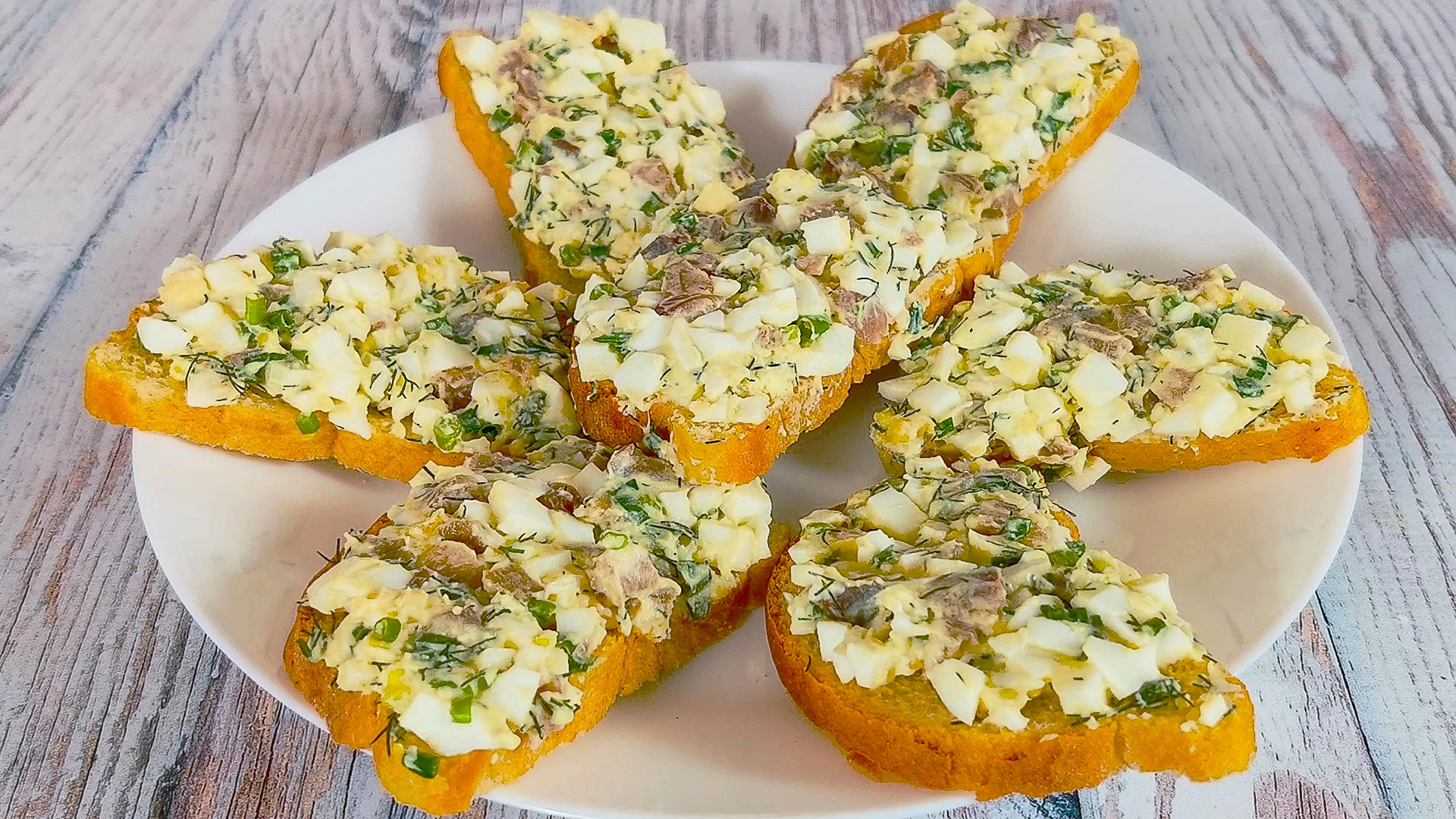 Простой рецепт бутербродов с селедкой и яйцами. Когда нужно быстро приготовить вкусную закуску