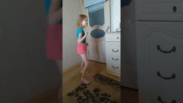 балет с эллементами диско в исполнение юной танцовщицы.