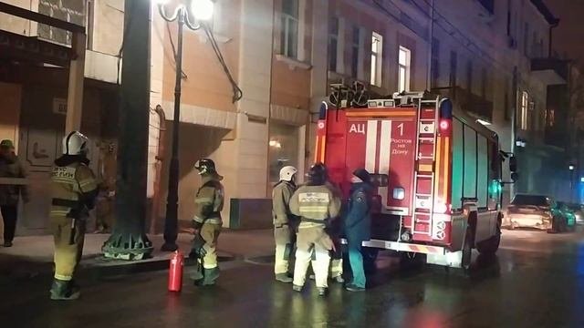 ПОЖАР В ЦЕНТРЕ РОСТОВА-НА-ДОНУ 19 МАРТА. ПОЖАРНЫЙ - ЭКСТРЕМАЛ! ЗАГОРЕЛАСЬ ЛИНИЯ ЭЛЕКТРОПЕРЕДАЧИ.