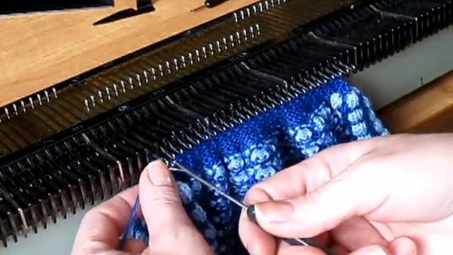 Простая шапочка с помпоном для детей  Уроки вязания на машине начинающих. Учимся вязать за 4 урока