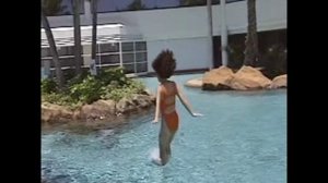 Девушка бросается в воду