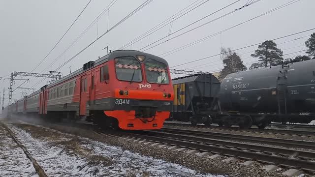Электропоезд ЭД4М-0306 мчит в Москву