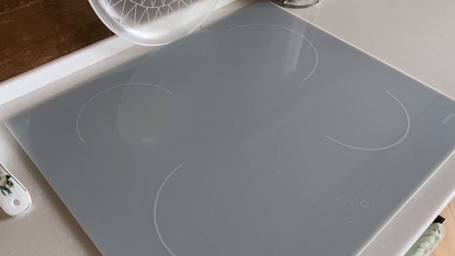 Как вывести пятно от нагара с белой индукционной плиты смотреть онлайн