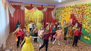 Выход на осенний утренник "Желтый вальс"